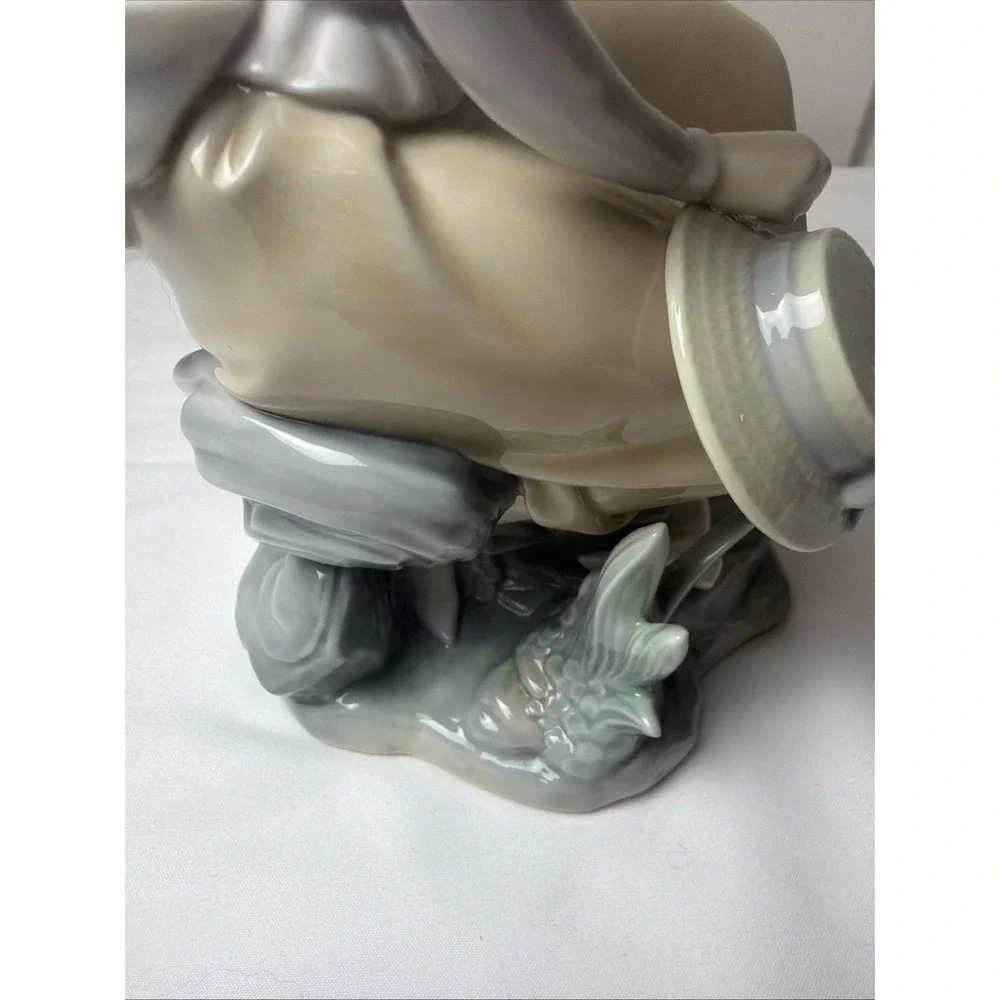 Vintage‎ Retired LLADRO Porcelain Figurine - Girl  & Hat - Sitting - Fish -w Box